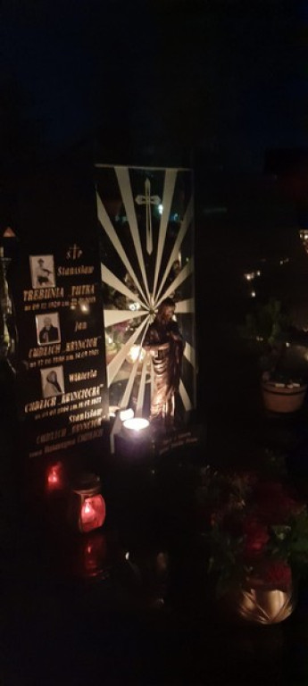 Poroniański cmentarz nocą