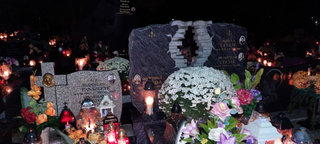 Poroniański cmentarz nocą
