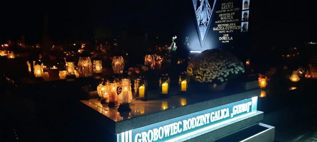 Poroniański cmentarz nocą