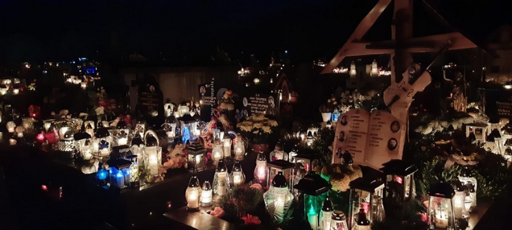 Poroniański cmentarz nocą