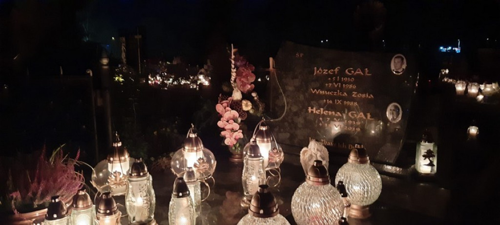 Poroniański cmentarz nocą