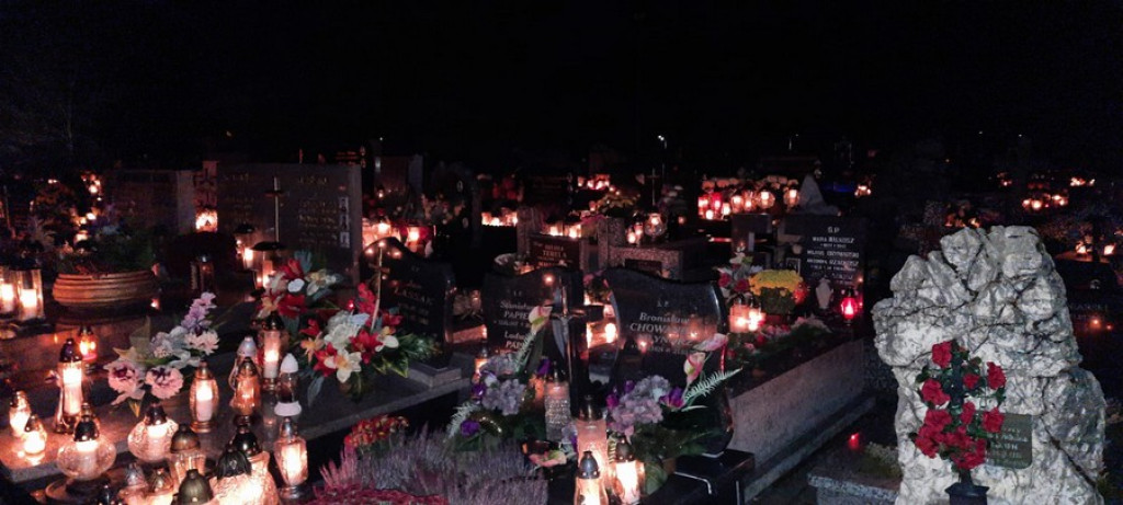 Poroniański cmentarz nocą