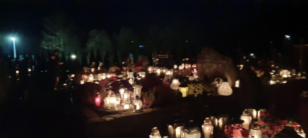 Poroniański cmentarz nocą