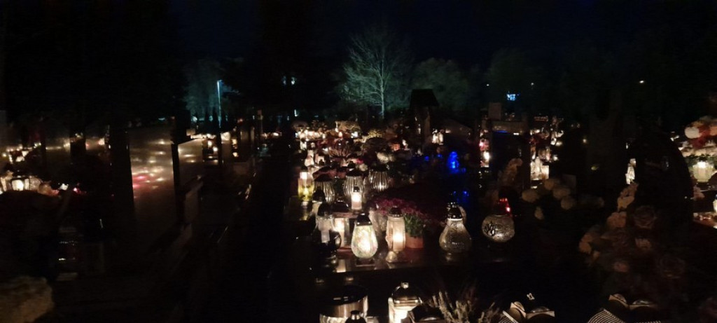 Poroniański cmentarz nocą