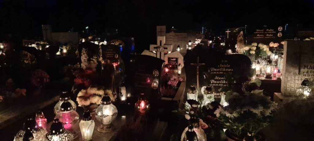 Poroniański cmentarz nocą