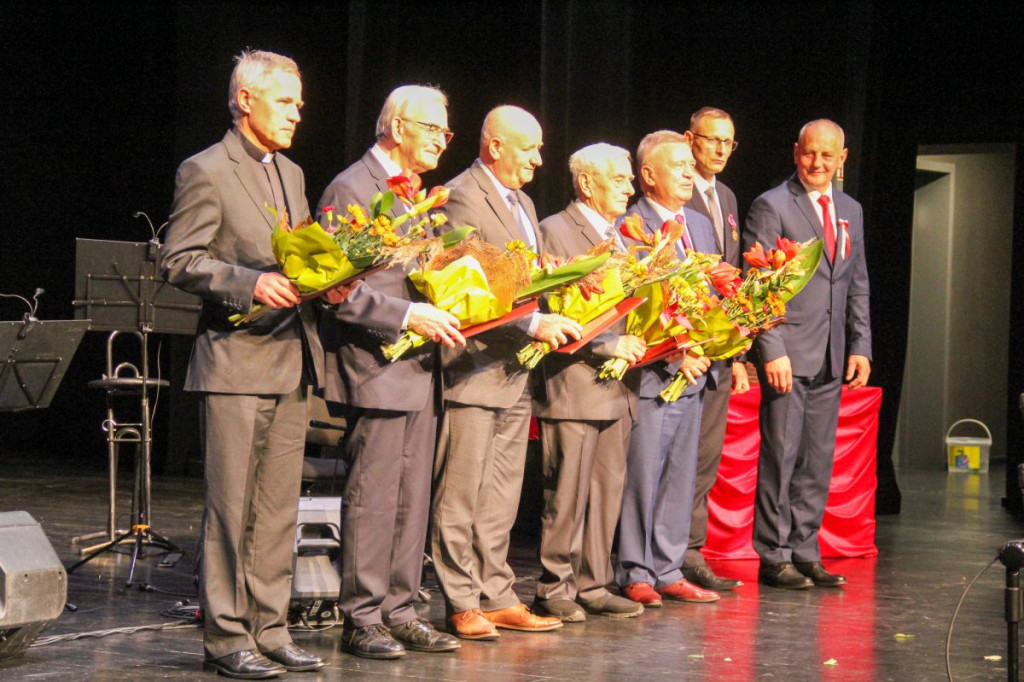 Medale i odznaczenia z okazji Święta Niepodległości. Kto odbiera tytuł ambasadora?