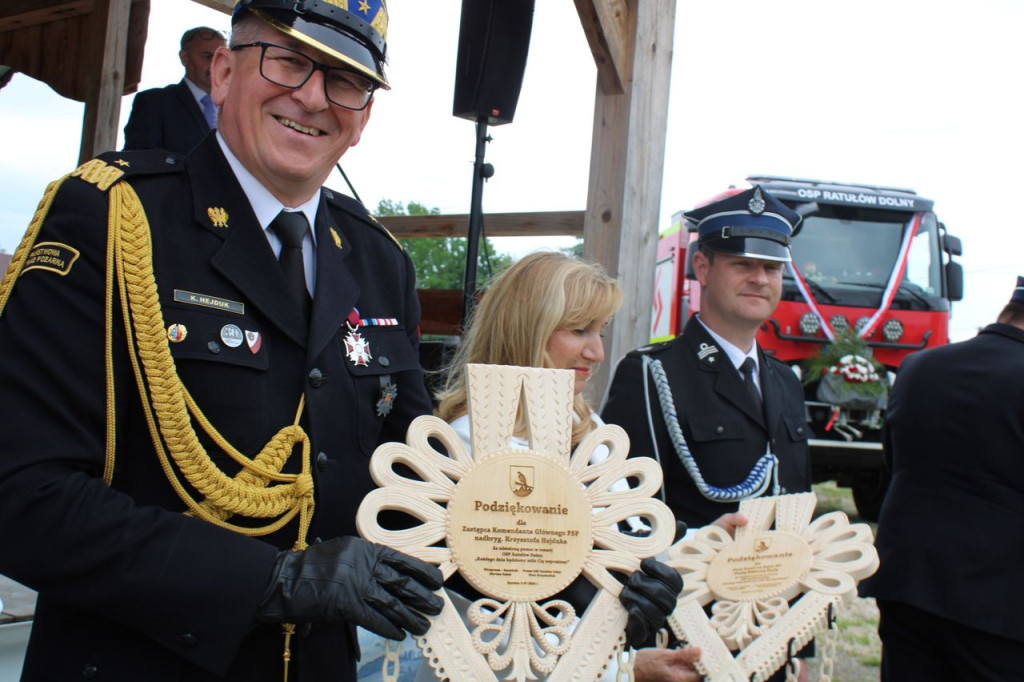 Strażacka radość z nowego wozu