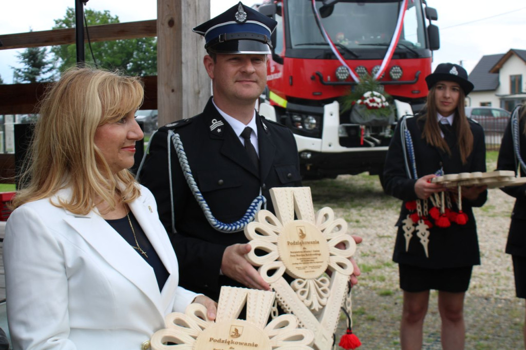 Strażacka radość z nowego wozu