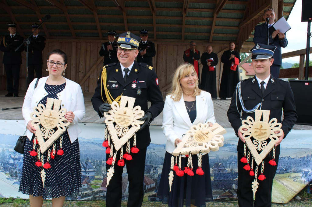 Strażacka radość z nowego wozu