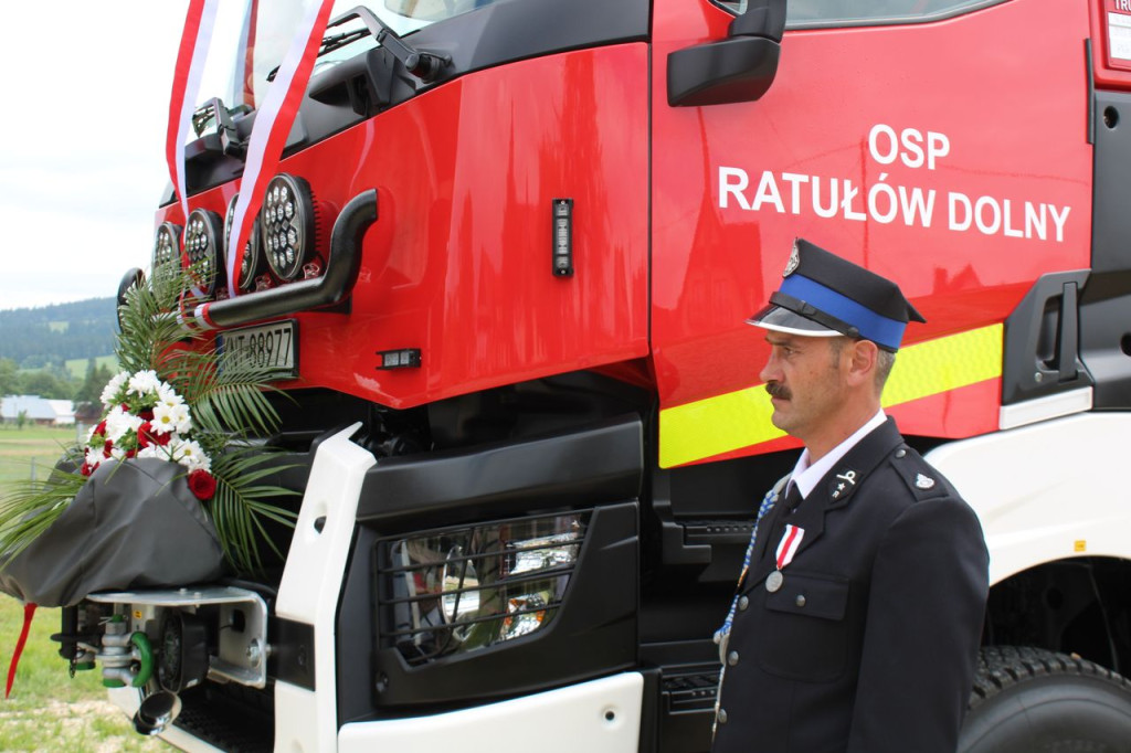 Strażacka radość z nowego wozu