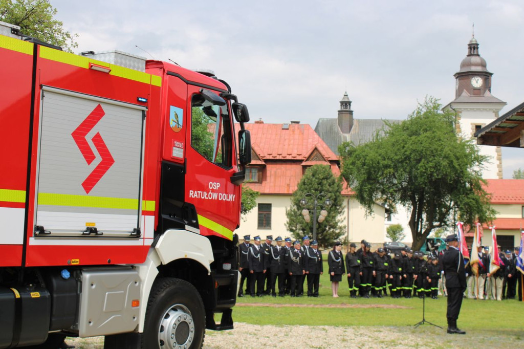 Strażacka radość z nowego wozu
