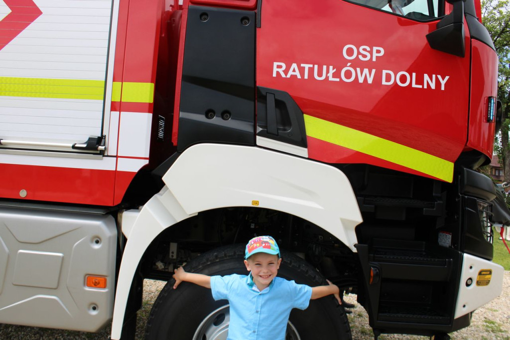 Strażacka radość z nowego wozu