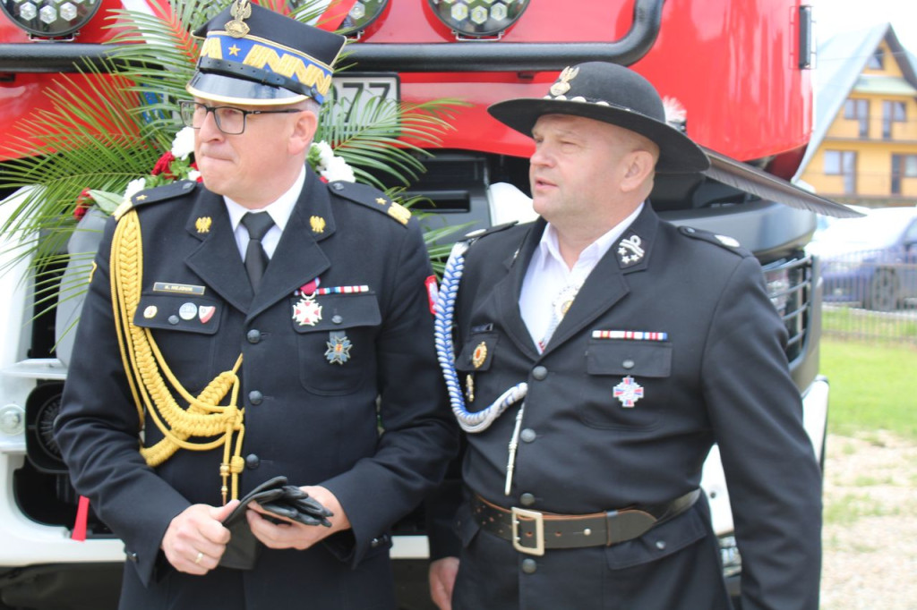 Strażacka radość z nowego wozu