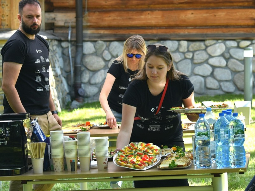 Śniadanie na trawie w Okszy