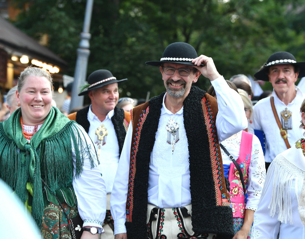 Korowód na rozpoczęcie Międzynarodowego Festiwalu Folkloru Ziem Górskich