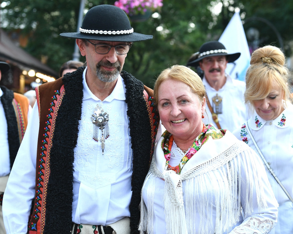 Korowód na rozpoczęcie Międzynarodowego Festiwalu Folkloru Ziem Górskich