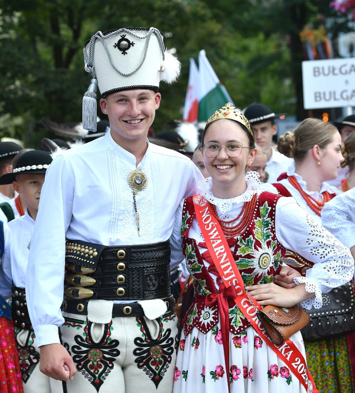 Korowód na rozpoczęcie Międzynarodowego Festiwalu Folkloru Ziem Górskich