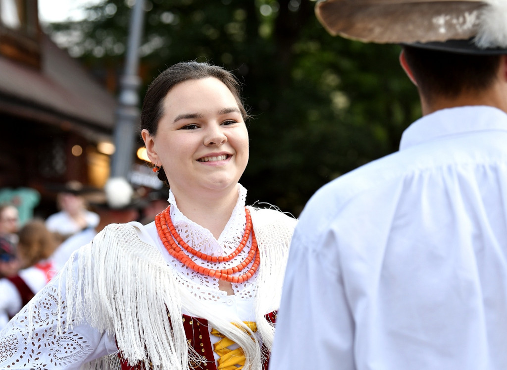 Korowód na rozpoczęcie Międzynarodowego Festiwalu Folkloru Ziem Górskich