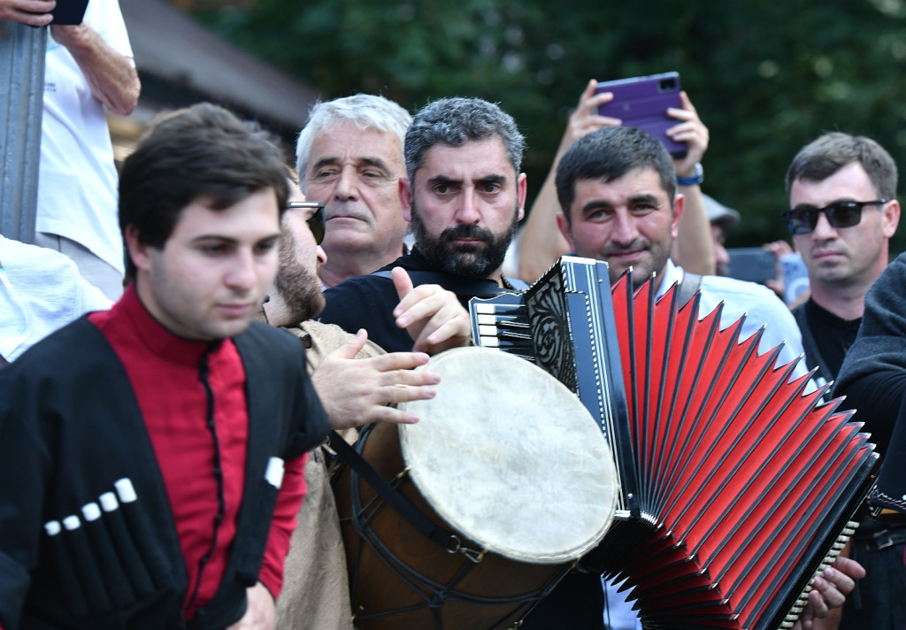 Korowód na rozpoczęcie Międzynarodowego Festiwalu Folkloru Ziem Górskich