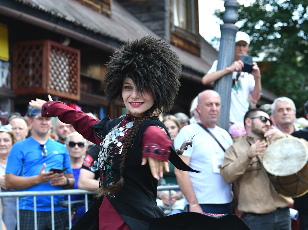 Korowód na rozpoczęcie Międzynarodowego Festiwalu Folkloru Ziem Górskich