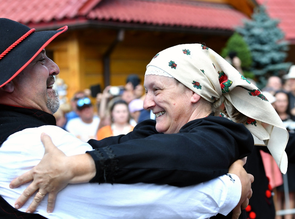 Korowód na rozpoczęcie Międzynarodowego Festiwalu Folkloru Ziem Górskich