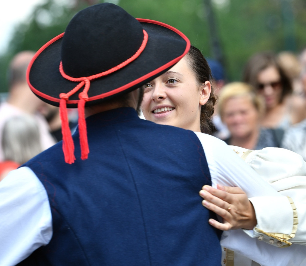 Korowód na rozpoczęcie Międzynarodowego Festiwalu Folkloru Ziem Górskich
