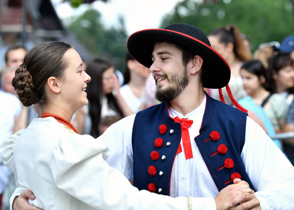 Korowód na rozpoczęcie Międzynarodowego Festiwalu Folkloru Ziem Górskich
