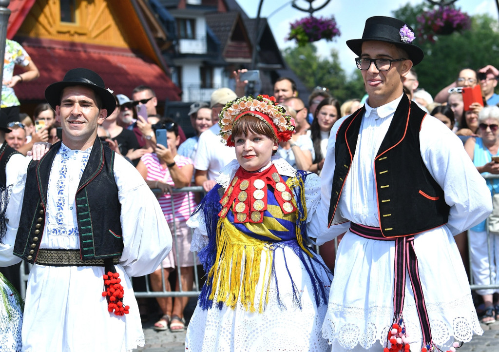 Korowód na rozpoczęcie Międzynarodowego Festiwalu Folkloru Ziem Górskich