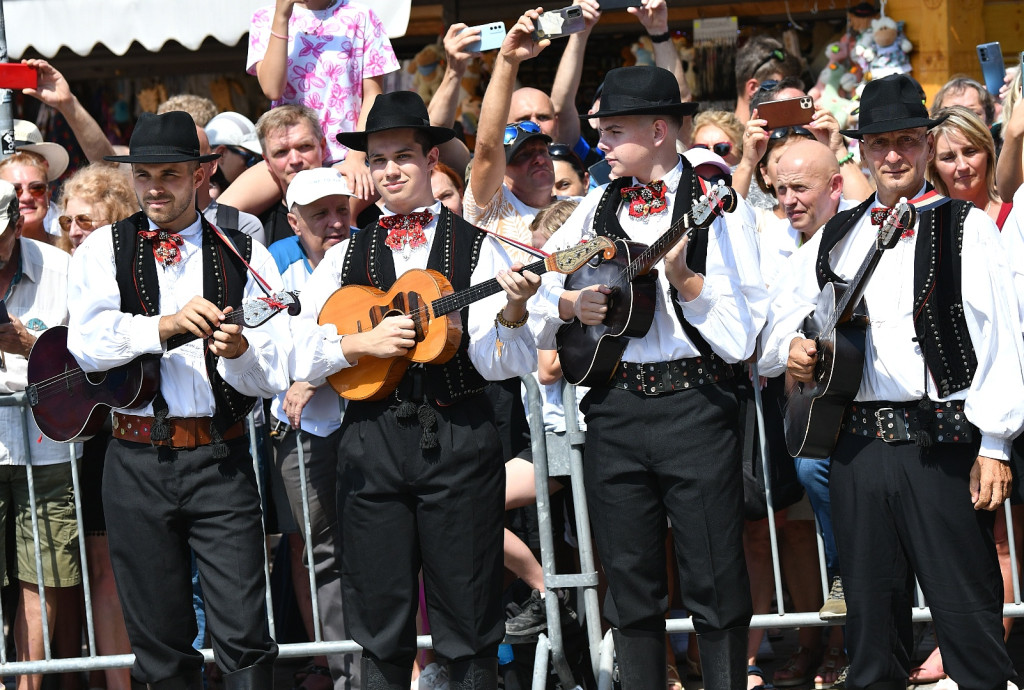 Korowód na rozpoczęcie Międzynarodowego Festiwalu Folkloru Ziem Górskich