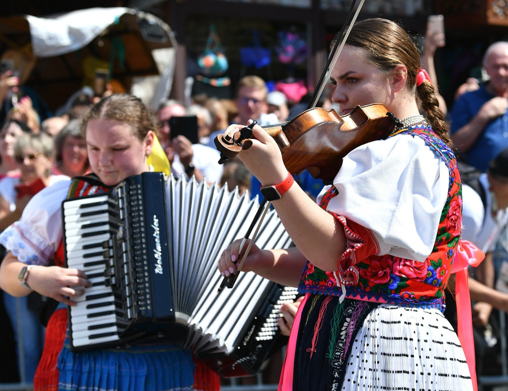 Korowód na rozpoczęcie Międzynarodowego Festiwalu Folkloru Ziem Górskich