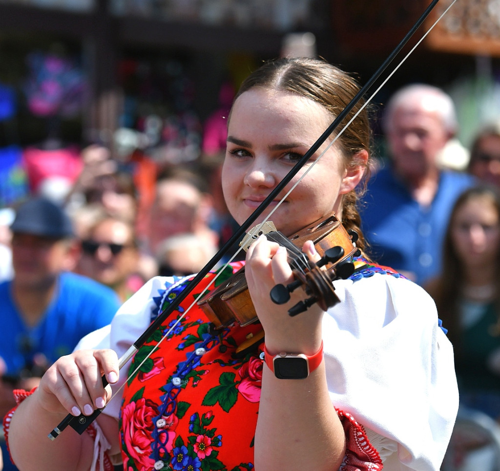Korowód na rozpoczęcie Międzynarodowego Festiwalu Folkloru Ziem Górskich