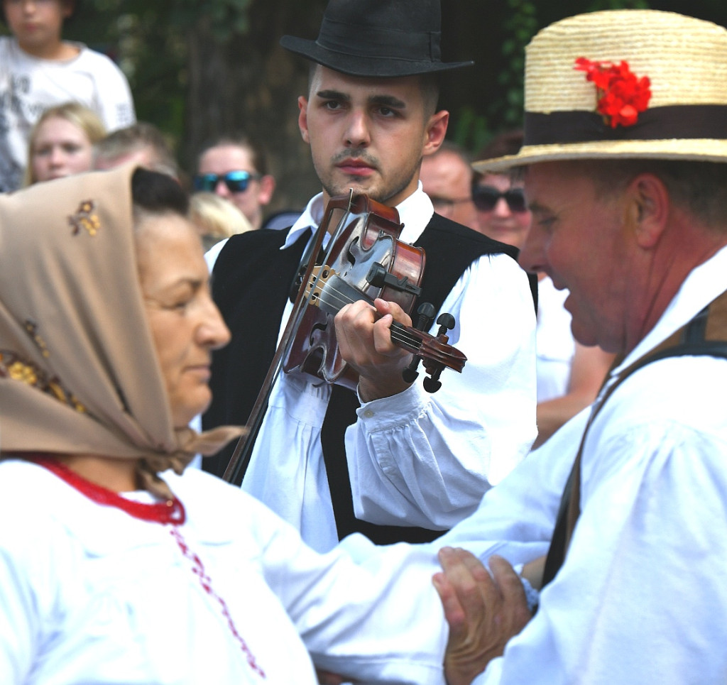 Korowód na rozpoczęcie Międzynarodowego Festiwalu Folkloru Ziem Górskich