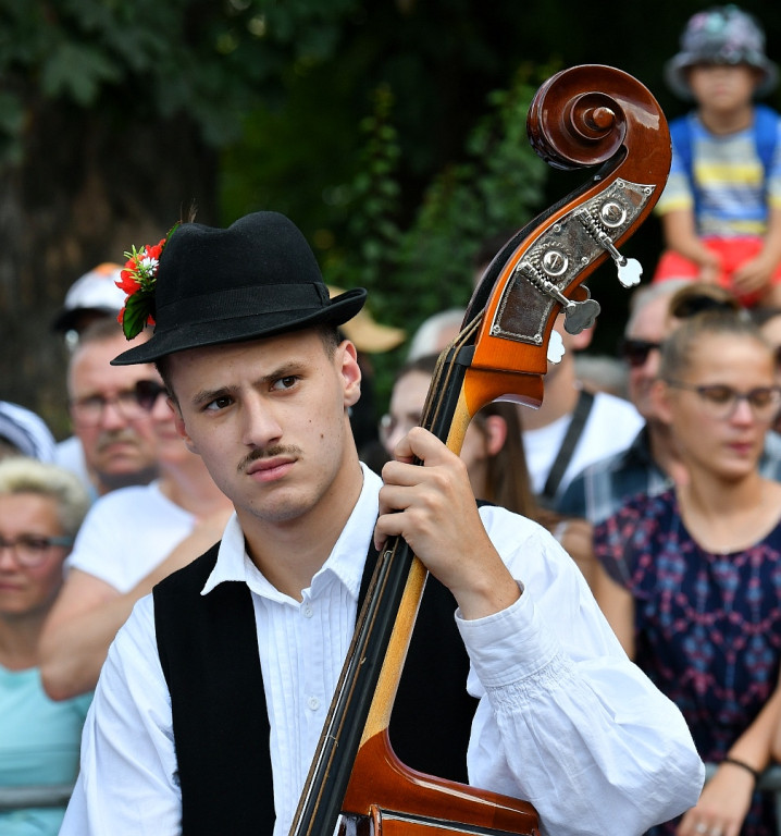 Korowód na rozpoczęcie Międzynarodowego Festiwalu Folkloru Ziem Górskich