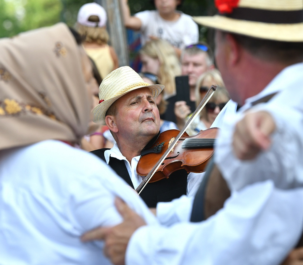 Korowód na rozpoczęcie Międzynarodowego Festiwalu Folkloru Ziem Górskich