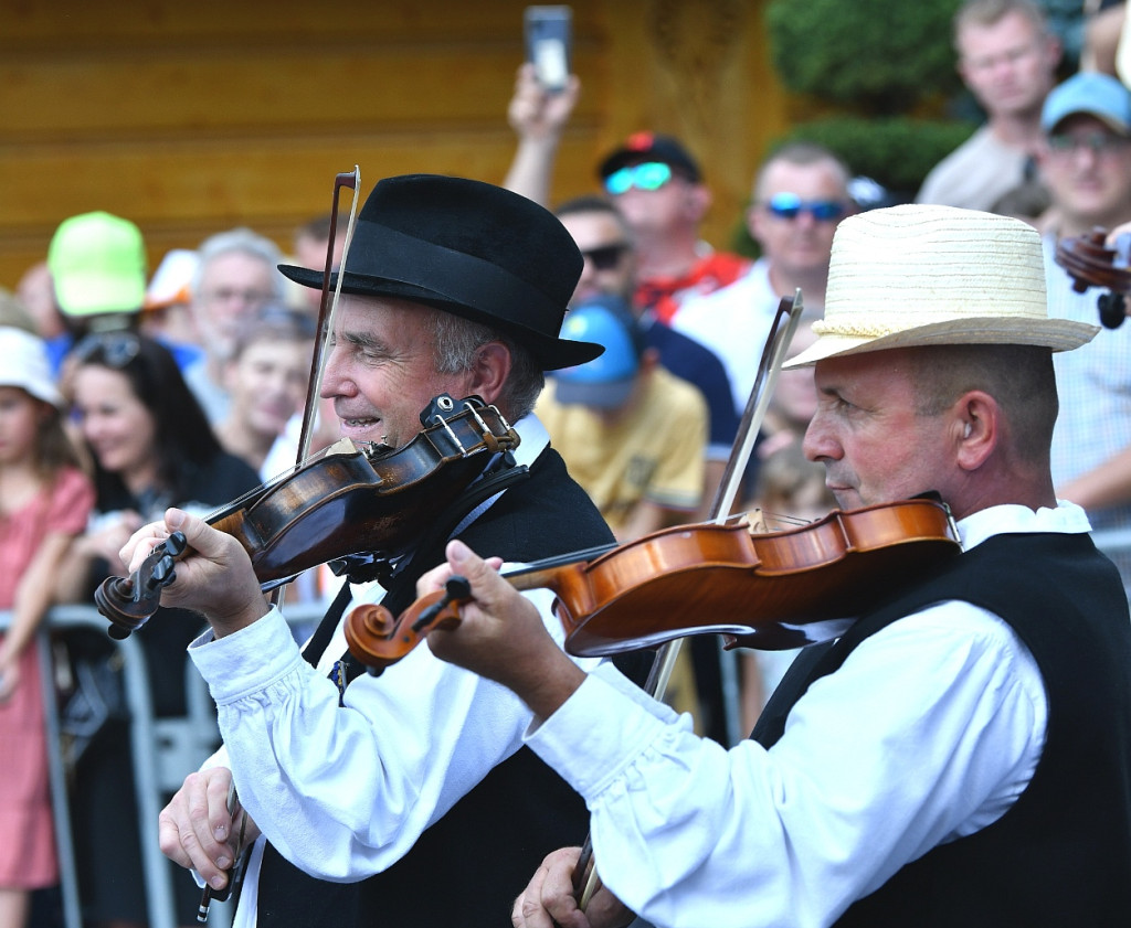 Korowód na rozpoczęcie Międzynarodowego Festiwalu Folkloru Ziem Górskich