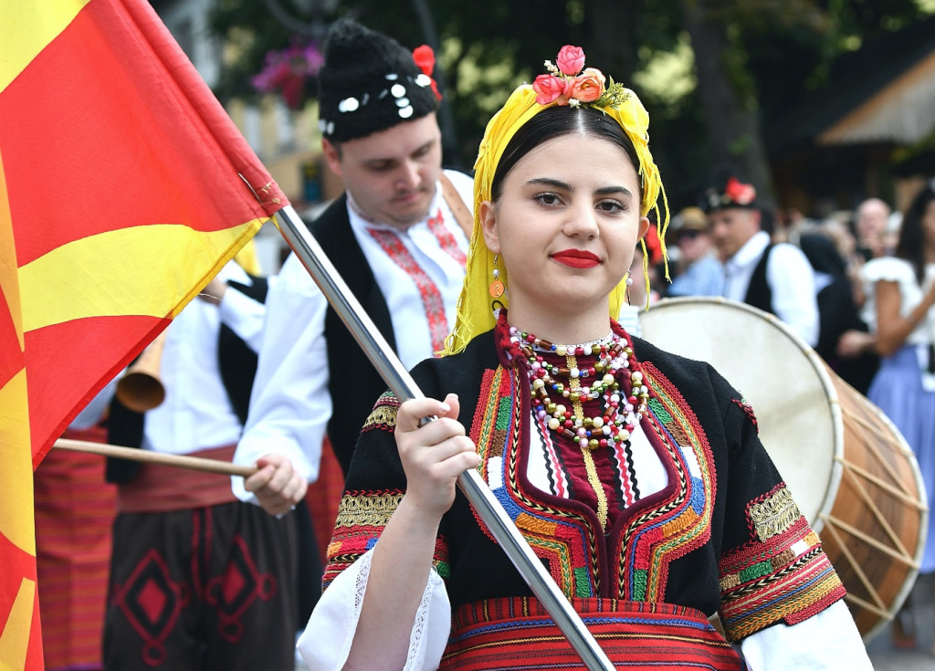 Korowód na rozpoczęcie Międzynarodowego Festiwalu Folkloru Ziem Górskich