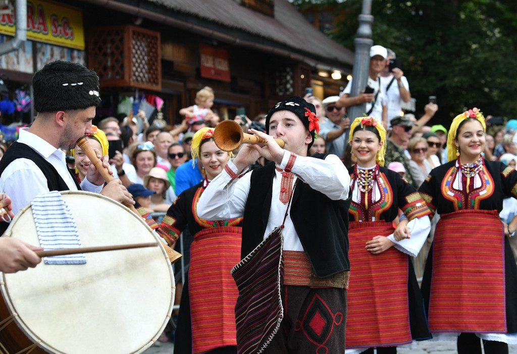 Korowód na rozpoczęcie Międzynarodowego Festiwalu Folkloru Ziem Górskich