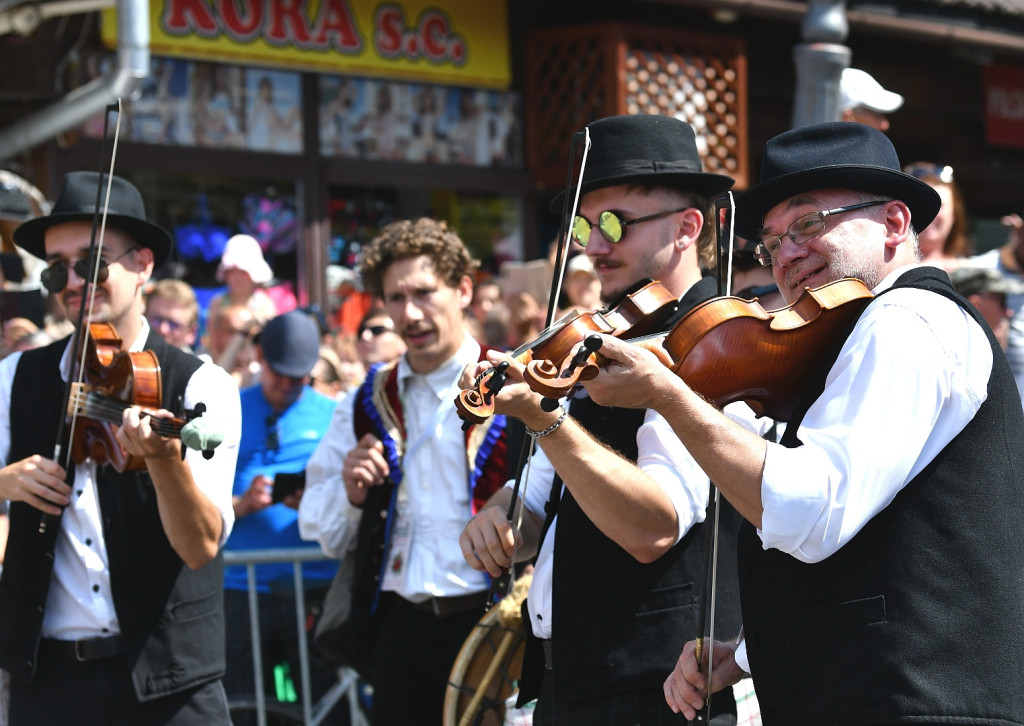 Korowód na rozpoczęcie Międzynarodowego Festiwalu Folkloru Ziem Górskich