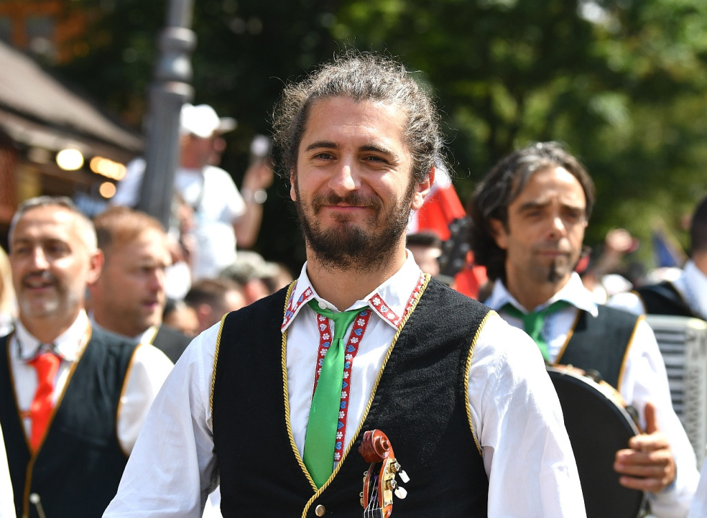 Korowód na rozpoczęcie Międzynarodowego Festiwalu Folkloru Ziem Górskich