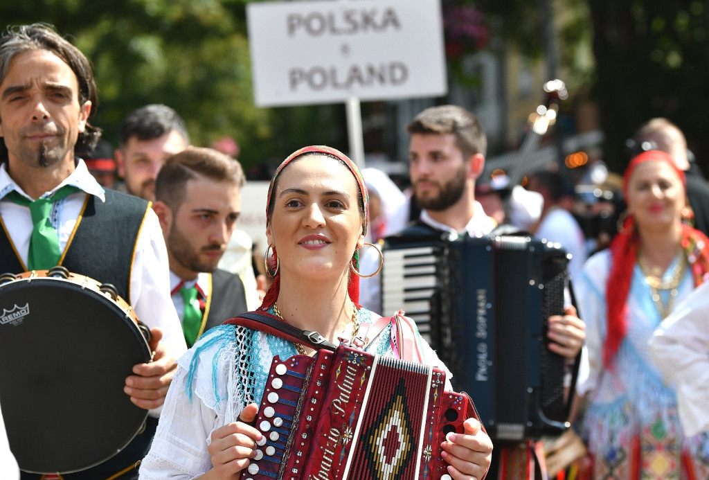 Korowód na rozpoczęcie Międzynarodowego Festiwalu Folkloru Ziem Górskich