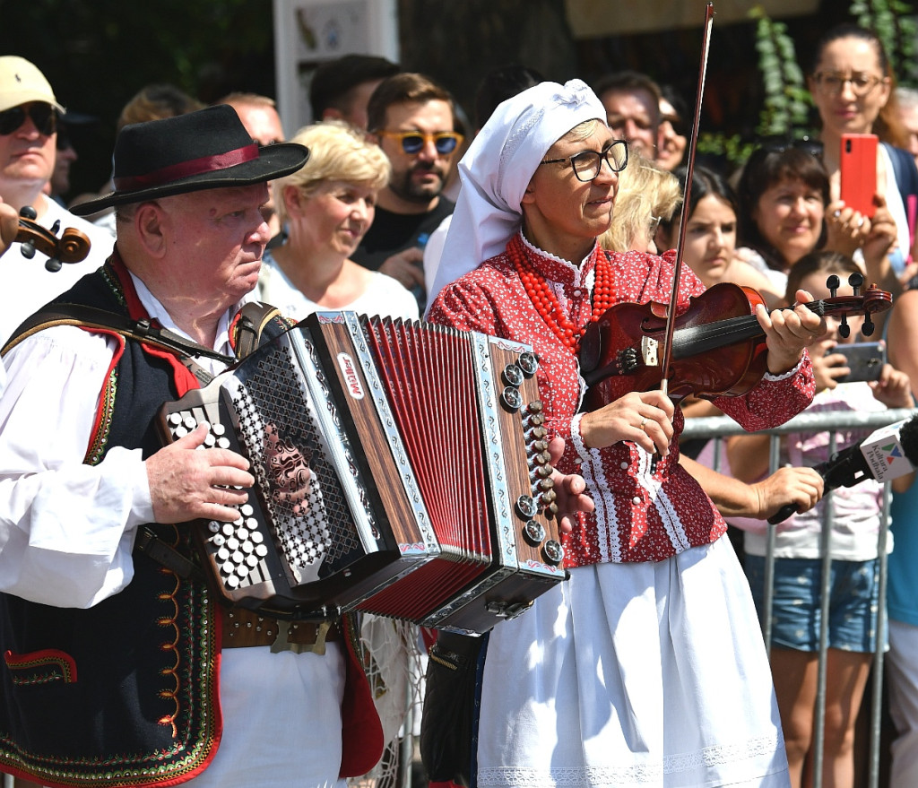 Korowód na rozpoczęcie Międzynarodowego Festiwalu Folkloru Ziem Górskich