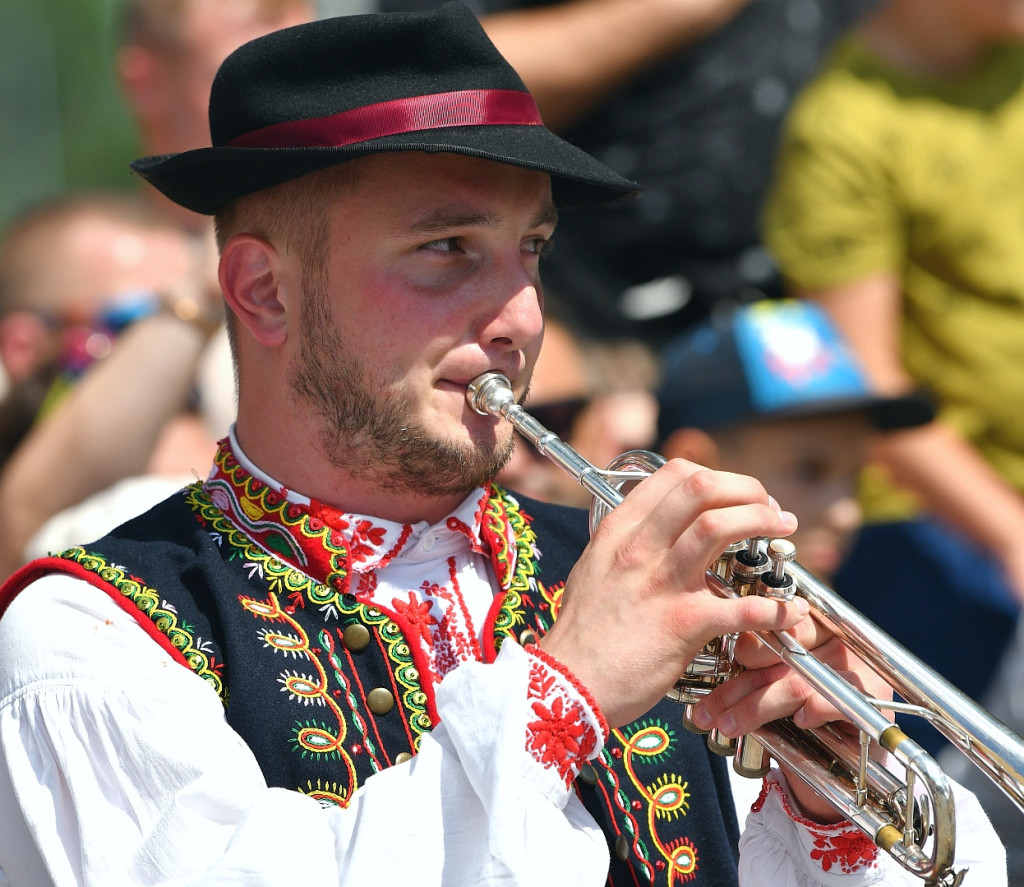 Korowód na rozpoczęcie Międzynarodowego Festiwalu Folkloru Ziem Górskich