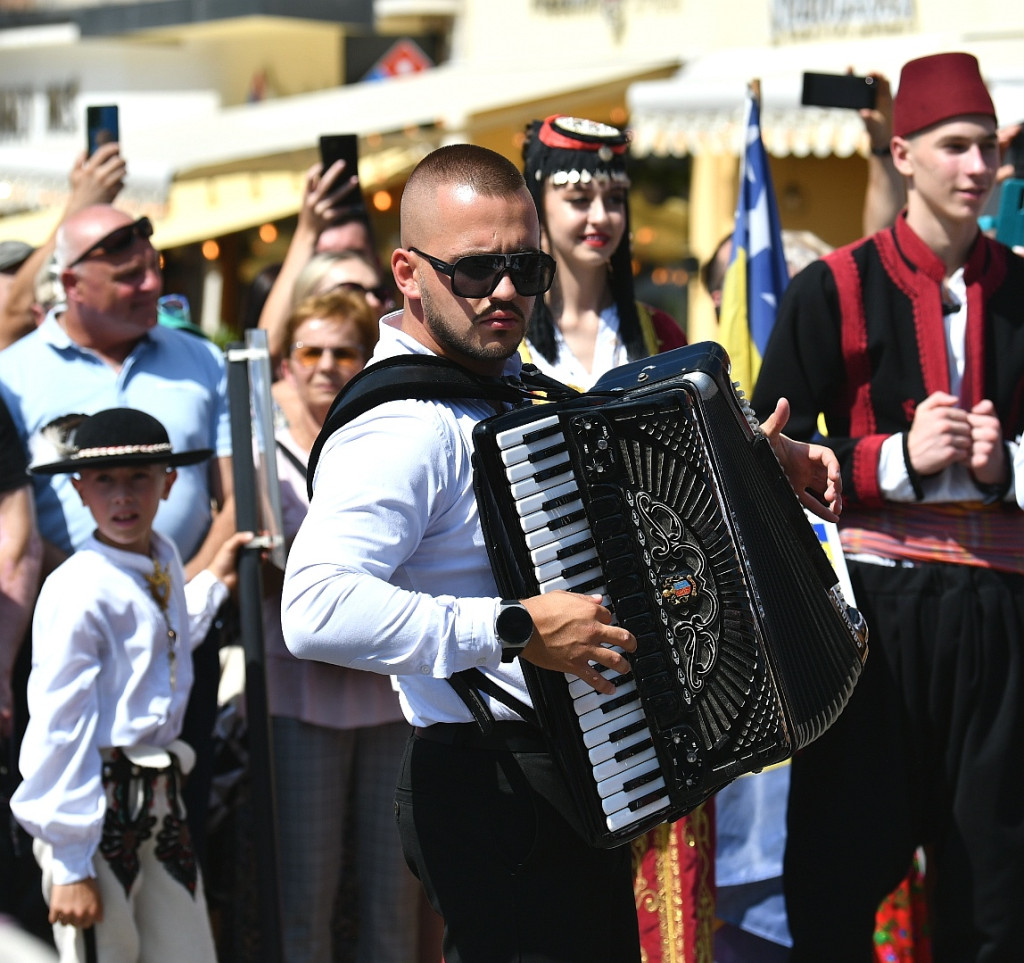 Korowód na rozpoczęcie Międzynarodowego Festiwalu Folkloru Ziem Górskich
