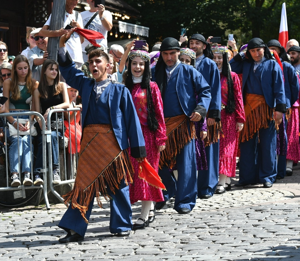 Korowód na rozpoczęcie Międzynarodowego Festiwalu Folkloru Ziem Górskich