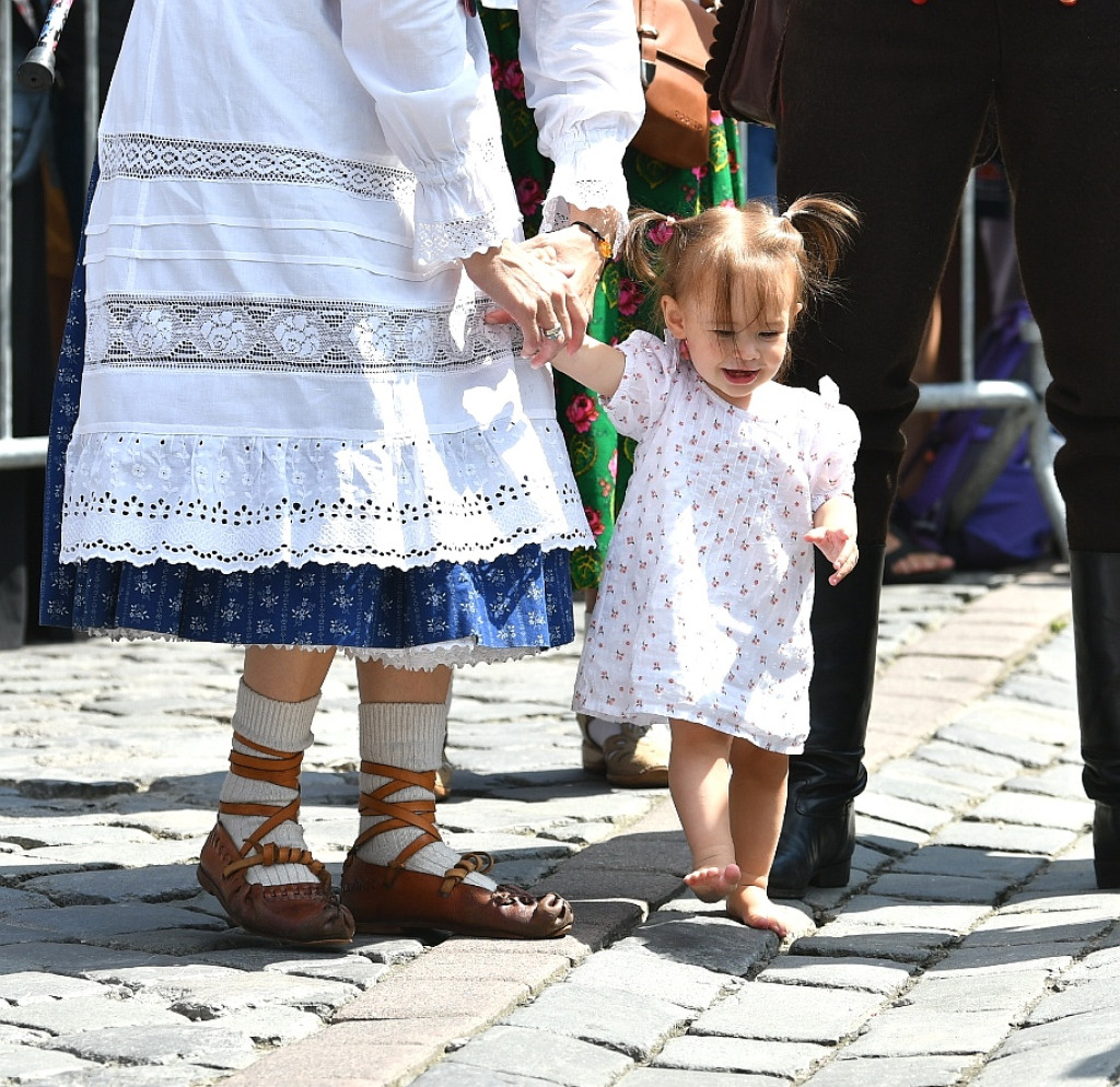 Korowód na rozpoczęcie Międzynarodowego Festiwalu Folkloru Ziem Górskich