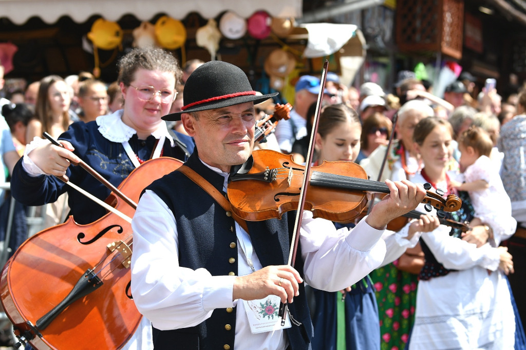 Korowód na rozpoczęcie Międzynarodowego Festiwalu Folkloru Ziem Górskich