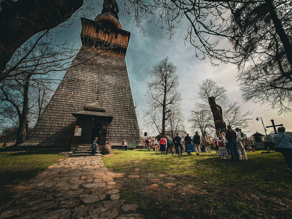 Święcenie pokarmów z Majerankami przy rabczańskim, starym kościółku