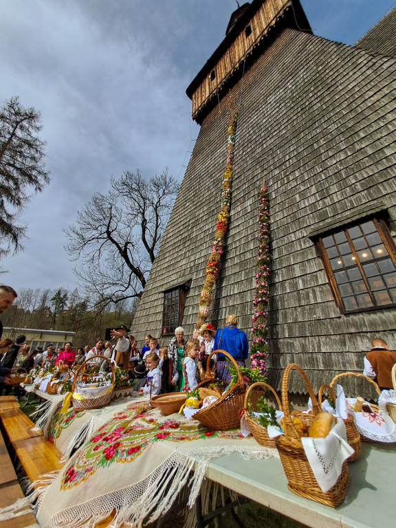Święcenie pokarmów z Majerankami przy rabczańskim, starym kościółku