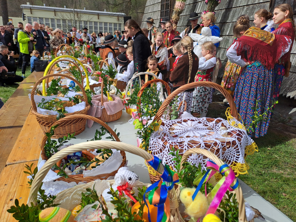 Święcenie pokarmów z Majerankami przy rabczańskim, starym kościółku