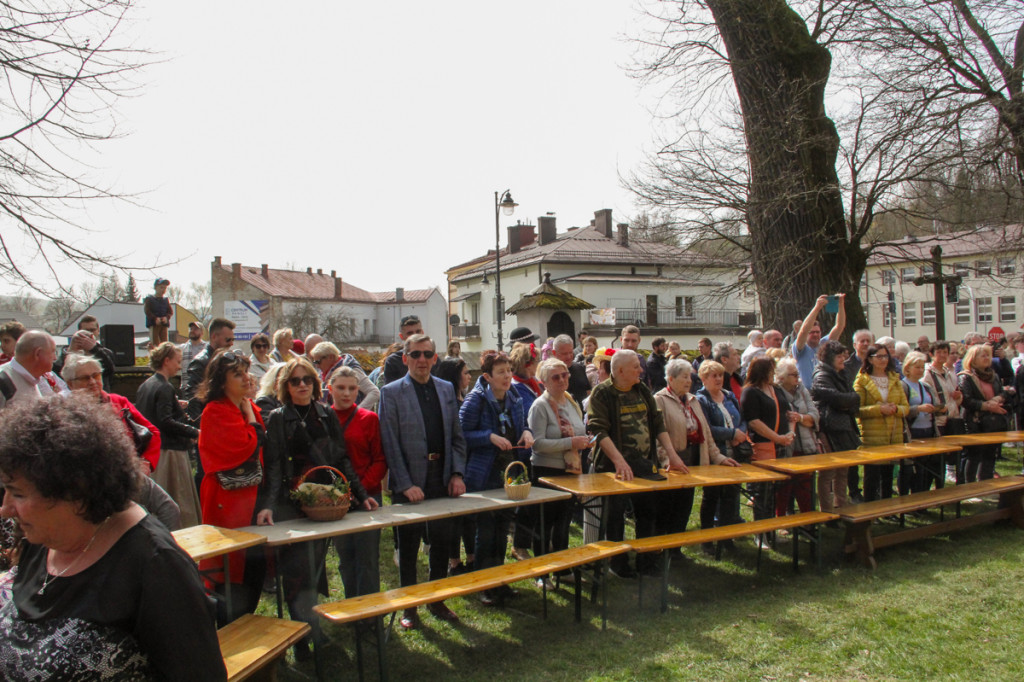 Święcenie pokarmów z Majerankami przy rabczańskim, starym kościółku